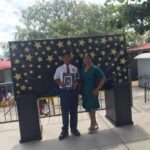 William Carlo graduación con mamá